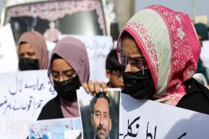 Families of Pakistani sailors held by Somali pirates demand their release, warn of hunger strike
